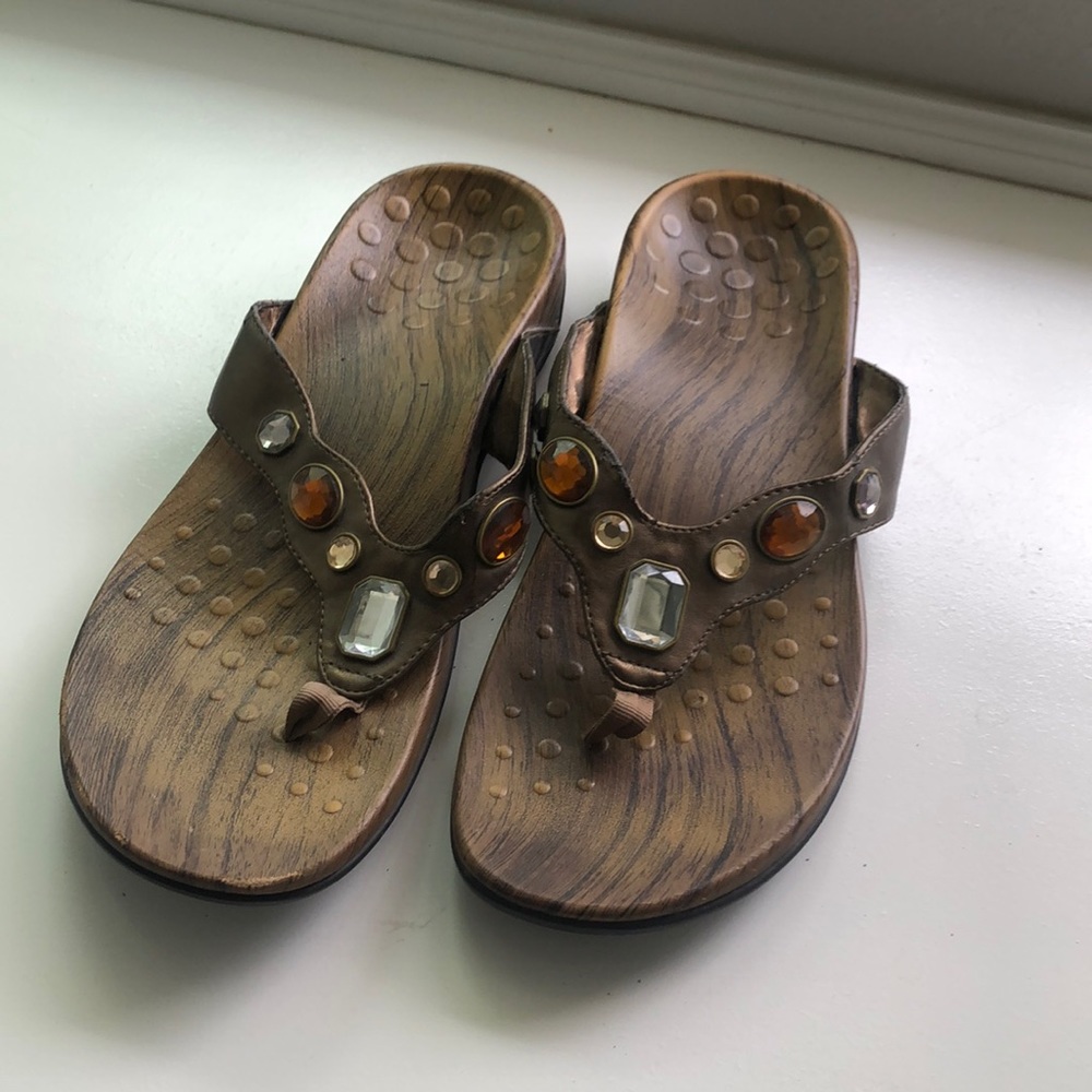 Jeweled Vionic Flip-flop